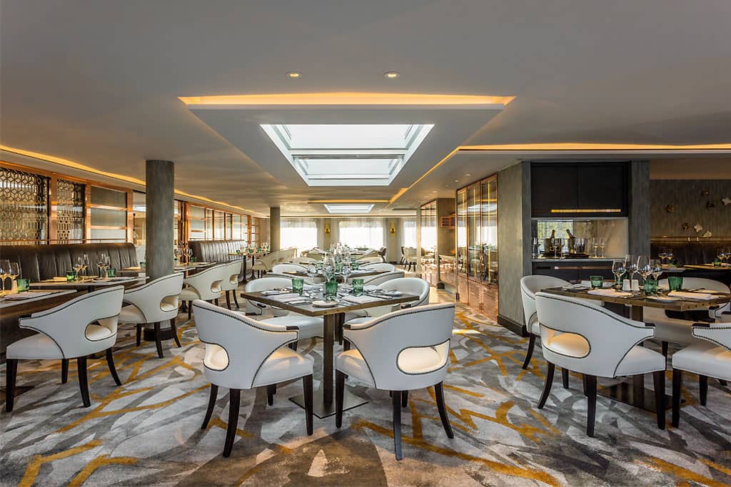 Restaurante de lujo de un crucero fluvial