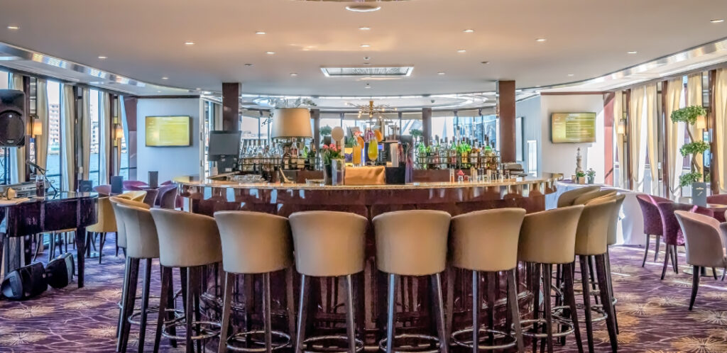 Bar en el barco fluvial MS Charles Dickens