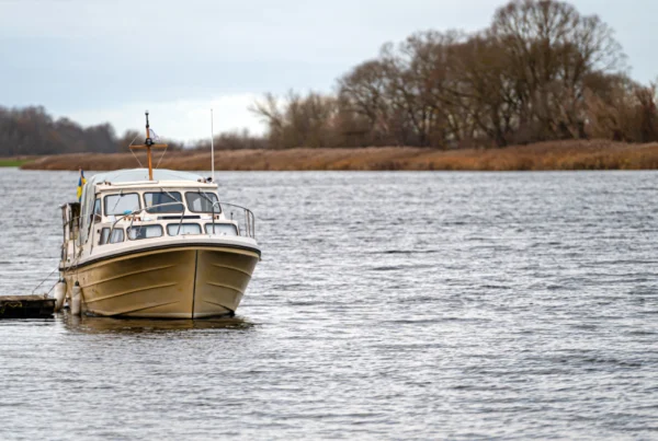 Barco fluvial en una mañana | cómo viajar en barco