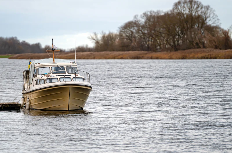 Barco fluvial en una mañana | cómo viajar en barco