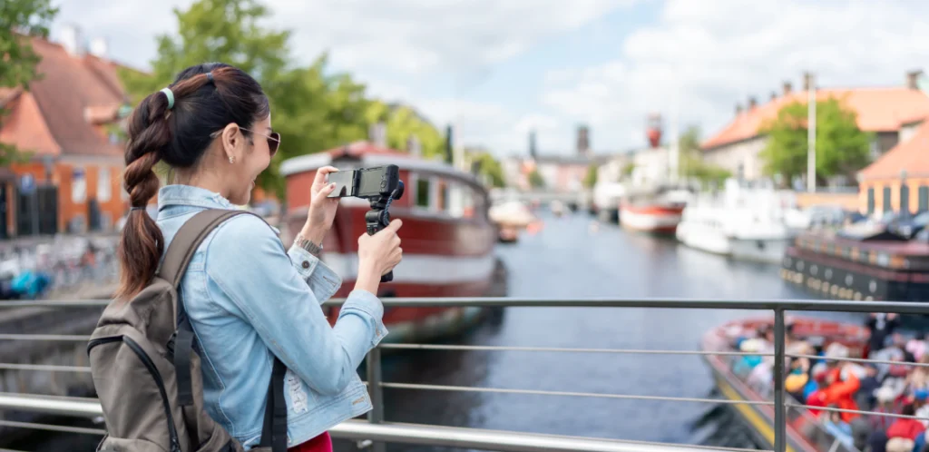 Personas disfrutando del turismo viajando en un crucero fluvial