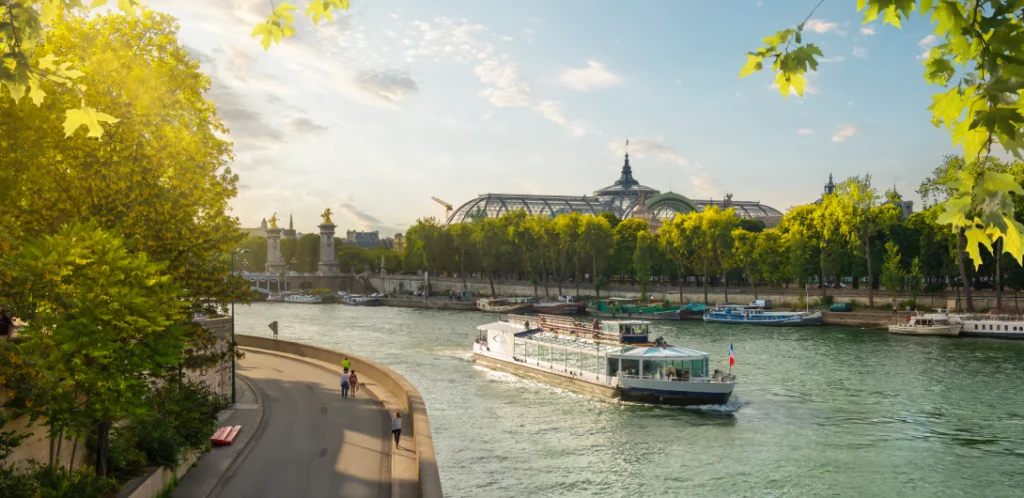 Atardecer en el río Sena, con un crucero navegando