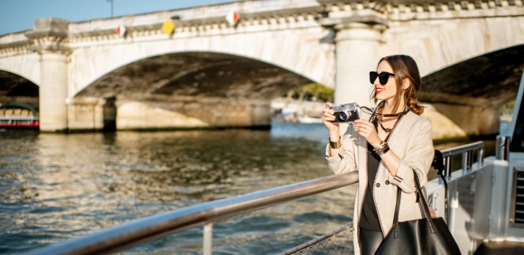 Mujer disfrutando de un crucero en un río por paris